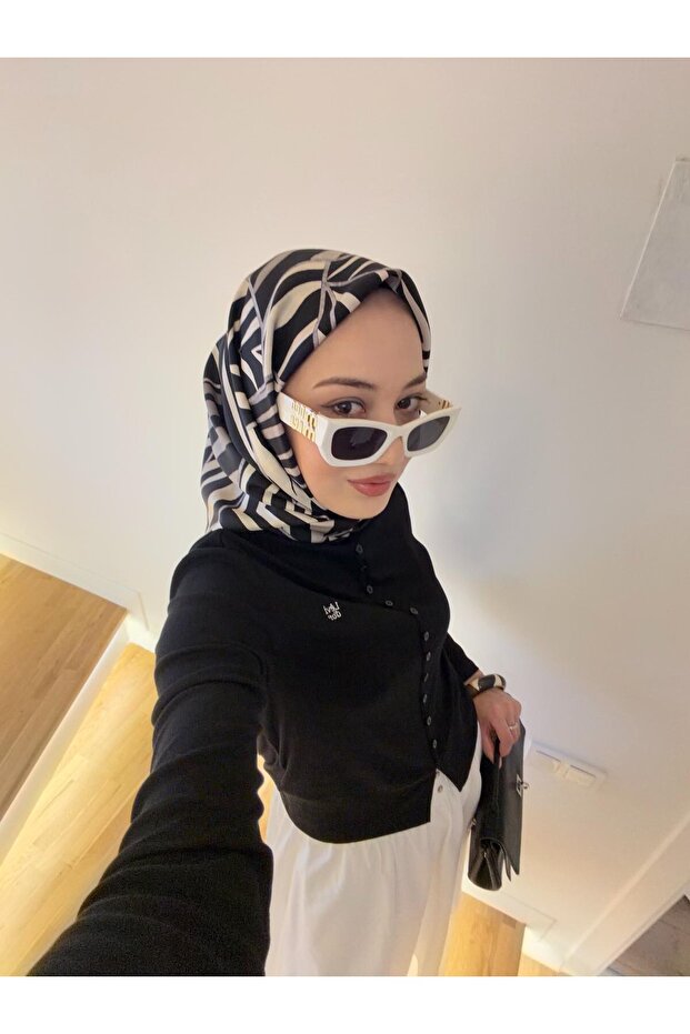 وشاح حريري Twill بنمط حمار وحشي أسود