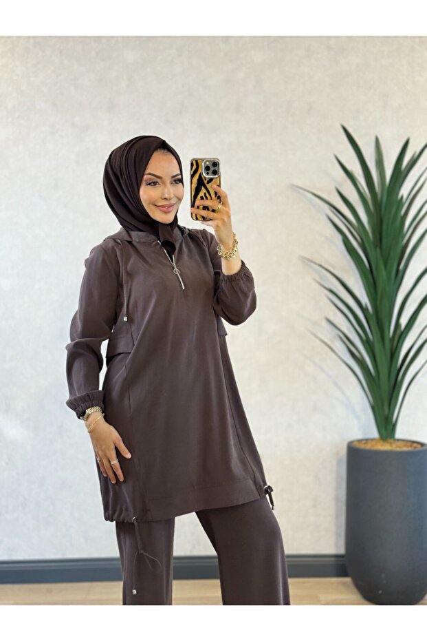 2623 بدلة برباط جانبي باللون البني