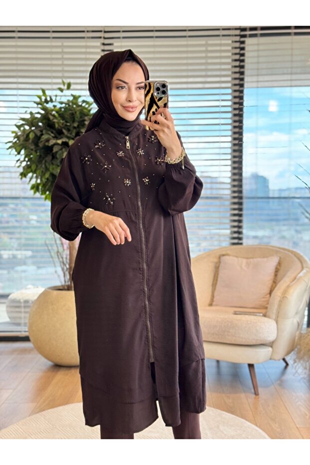 15253 حقيبة بسحاب أمامي مزينة بتطريز زهور حجرية وجيوب باللون البني