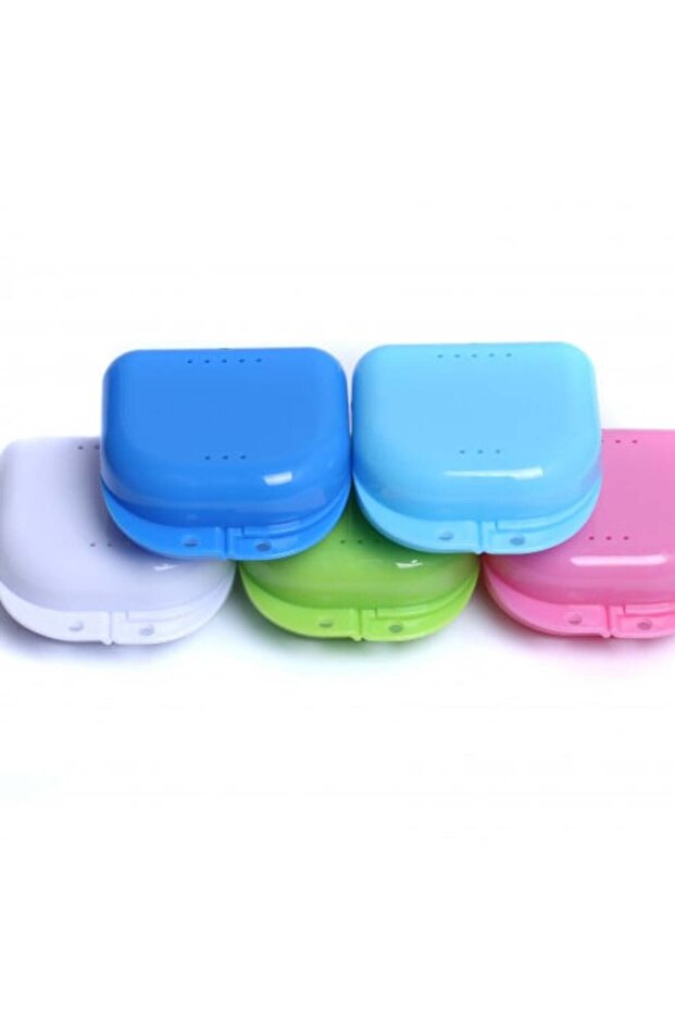 Orthodontic Retainer Case علبة بلاستيكية صغيرة تُستخدم لحفظ أجهزة التقويم المتحركة