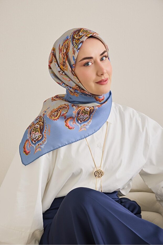 وشاح حرير تويلي بنمط أزرق سماوي 90x90