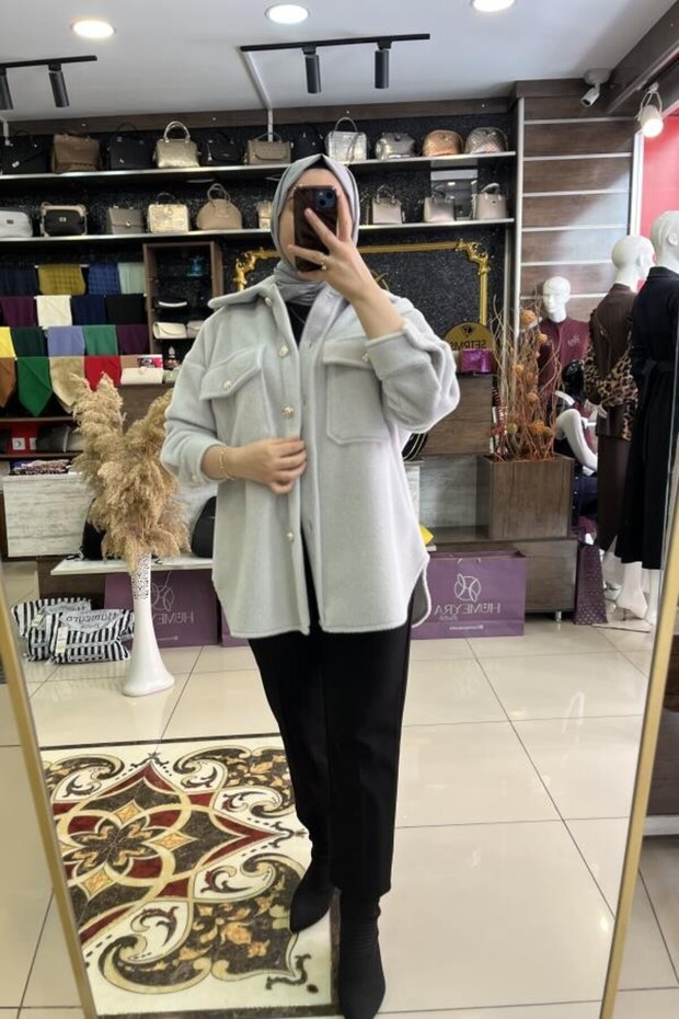 جاكيت من القطيفة مزين بأزرار