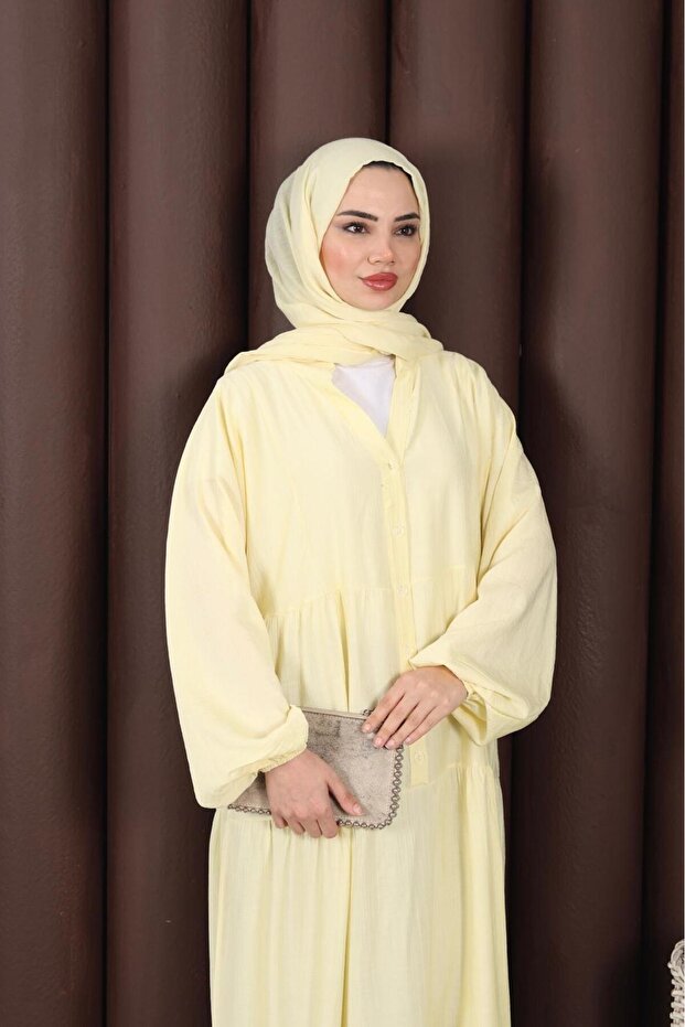 فستان صيفي عصري بطبعة الفراولة