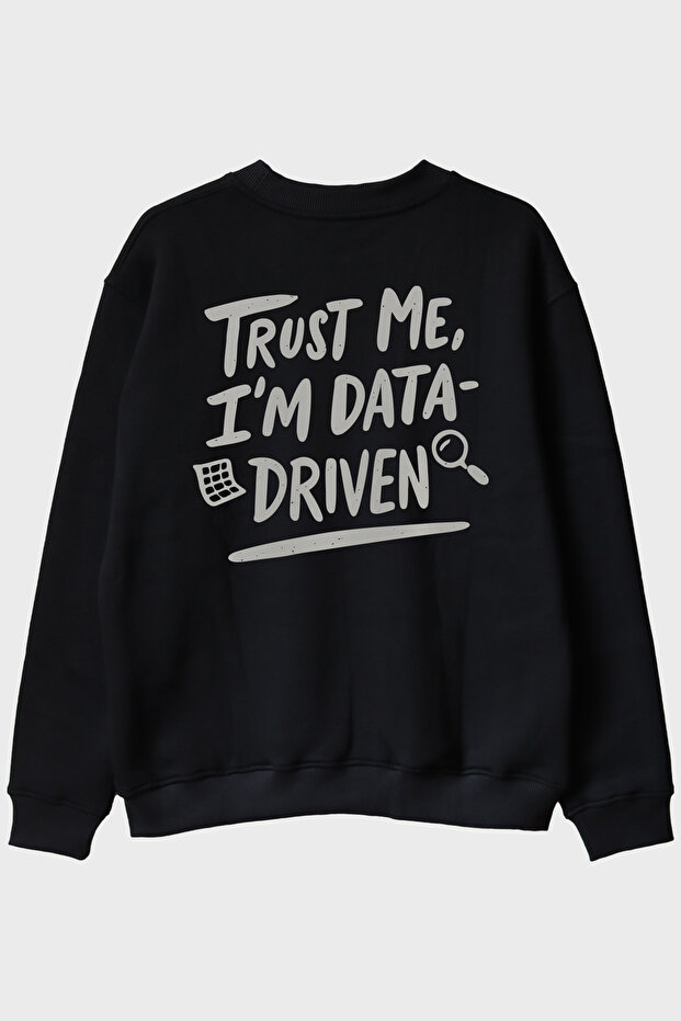 سويت شيرت أسود برقبة دائرية بتصميم بسيط وملخص لمحبي تحليل البيانات، مكتوب عليه 'I'm Data-Driven'