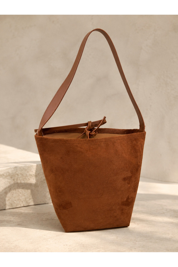 حقيبة كتف نسائية مستطيلة الشكل من الجلد السويدي بلون أسمر 26x26x15 CNT410
