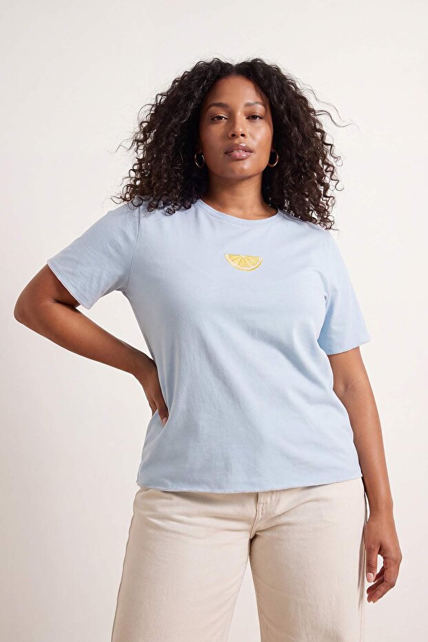 Mavi Limon Nakışlı Kol ve Etek Ucu Detaylı Vücuda Oturan Örme Büyük Beden T-shirt TBBSS26BF00053 - 2