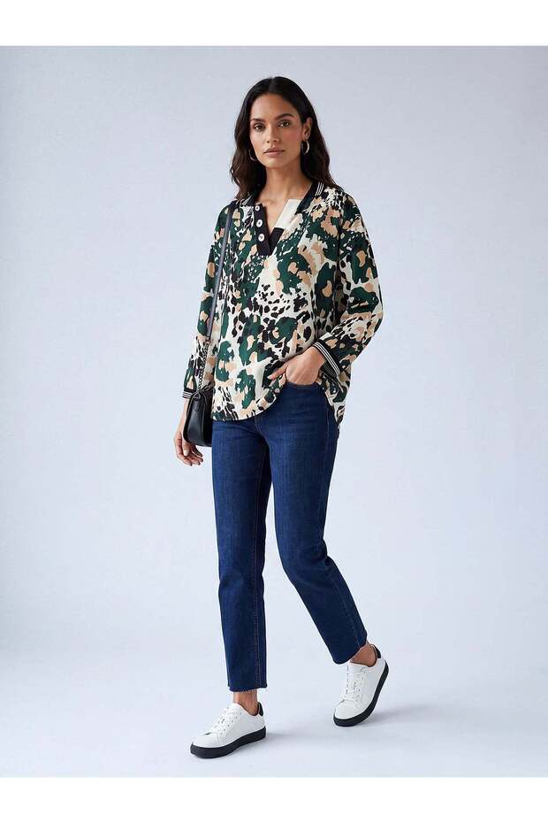 Women's Green Patterned Modern V-Neck Blouse – Contour Fit | Fluid Weaving | Four Seasons