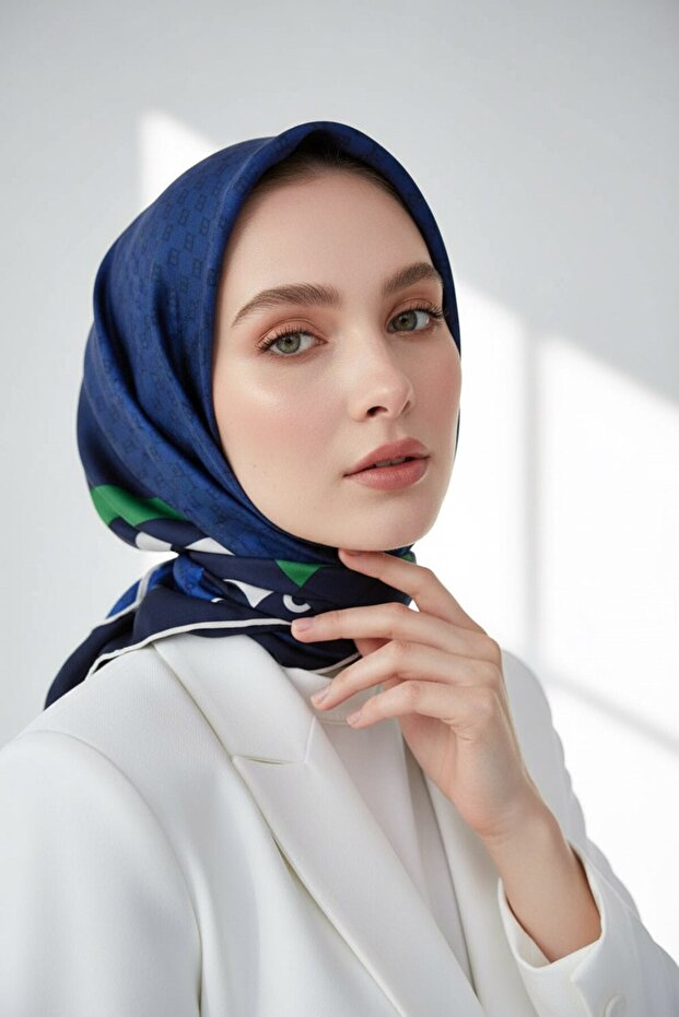 100% Twill Silk Gradient Pattern Navy - Emerald Green Color 90X90 Scarf Planting Shape : Hand Sewn