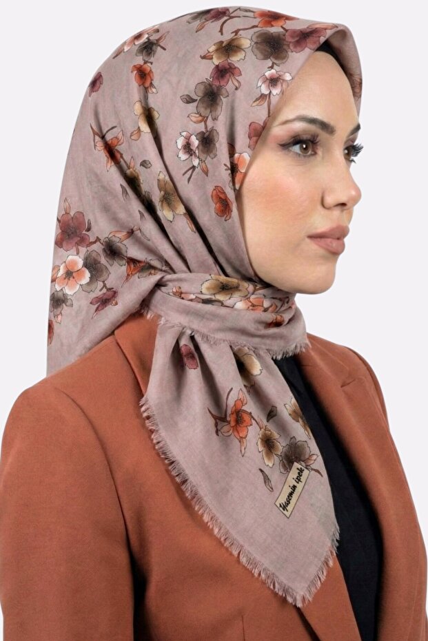 وشاح نسائي مزين بنقشة زهور السلمون