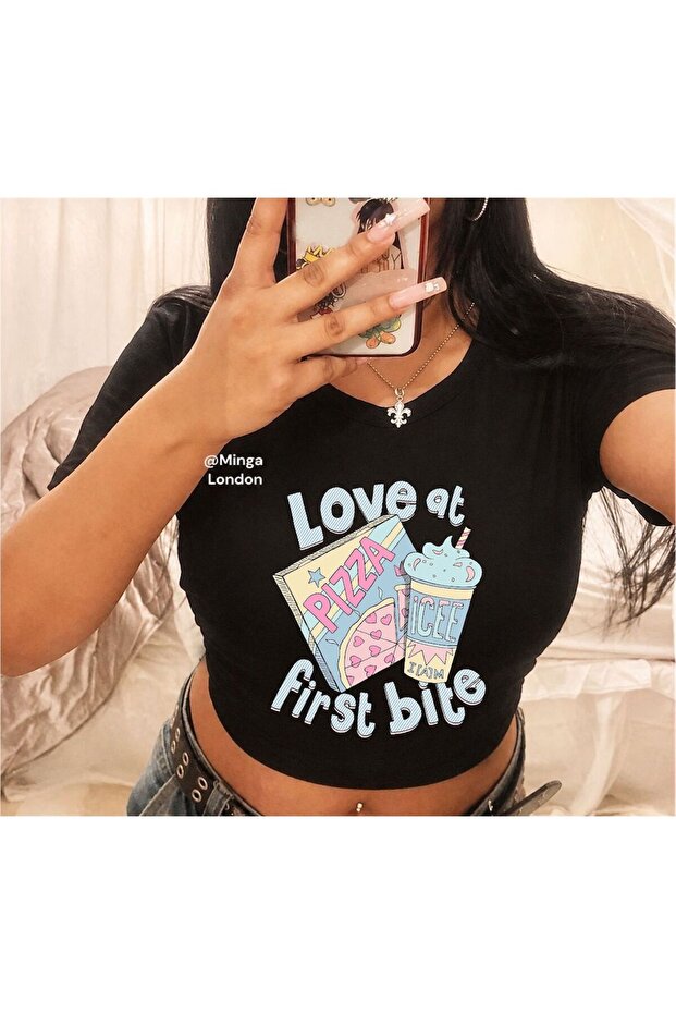قميص أسود مطبوع عليه عبارة Love At First Bite من مينجا لندن
