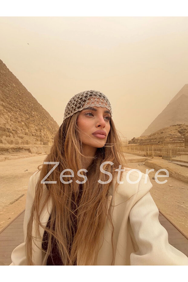 غطاء رأس محبوك مزين بالخرز مع إكسسوارات مطرزة