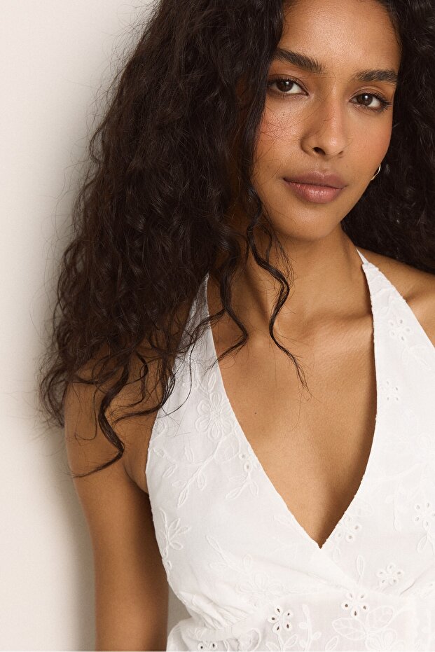 Halter işlemeli bluz - 4