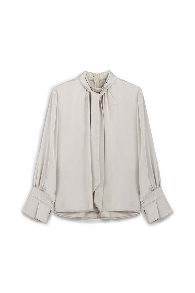 بلوزة ساتان مع وشاح تاش