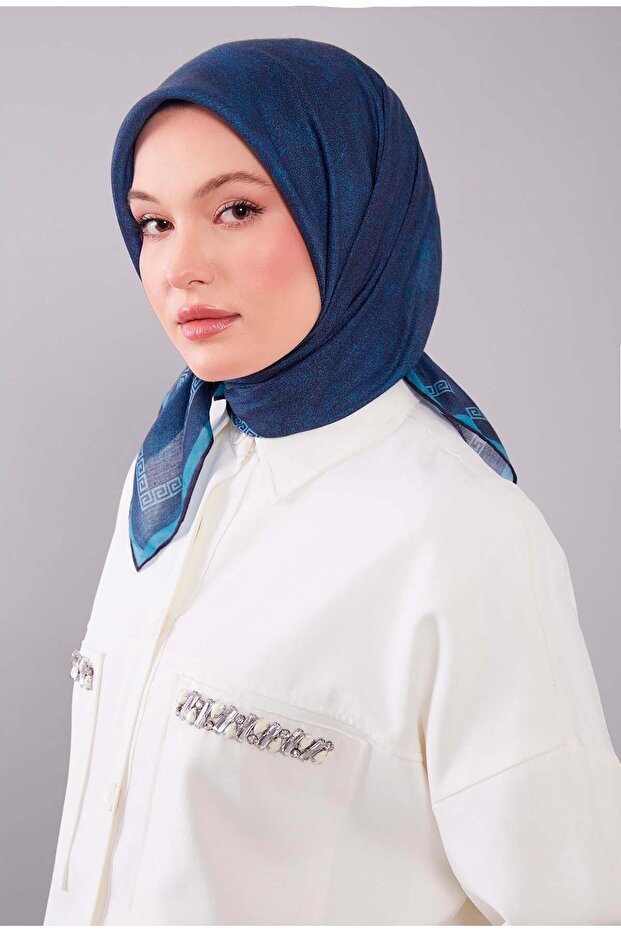 وشاح من الحرير والقطن بتصميم حافة فيروزية