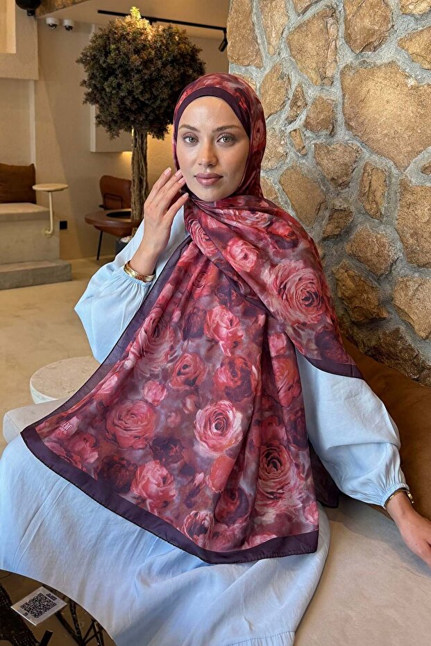 شال لارا ناعم بنمط زهور نباتية باللون العنابي الداكن