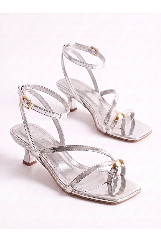 Sofi̇a Flip-Flop Shoes with Buckle and Short Heel