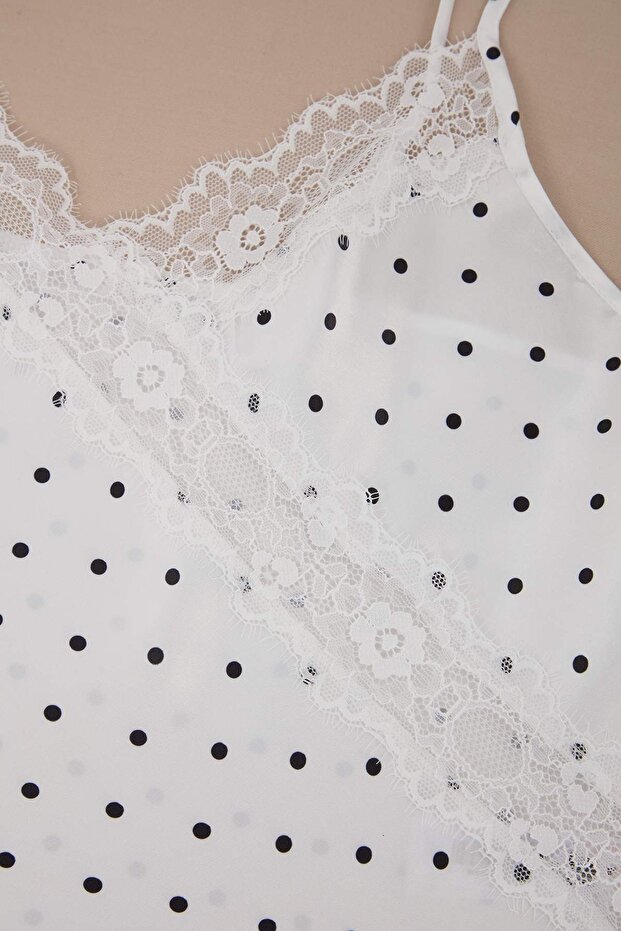 Beyaz Puantiyeli Dantel Detaylı Saten Dokuma Pijama Takımı THMSS26PT00231 - 4