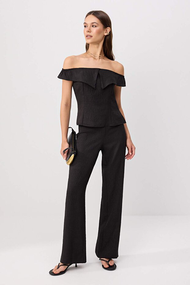 Siyah Kayık Yaka Fitted Bluz Pantolon Dokuma Alt&Üst Alt - Üst Takım TWOSS26AU00221