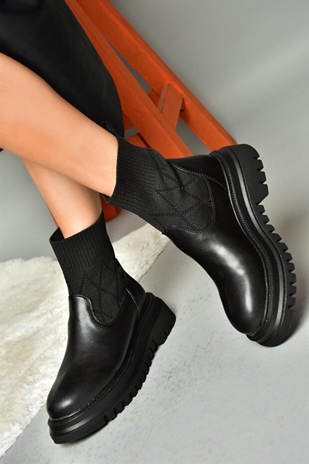 R312100609 Black Thick Soled Women's Boots