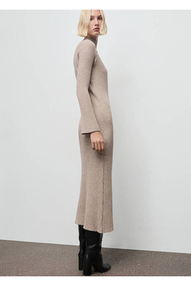 Geripptes Kleid mit Perkins-Kragen - 7
