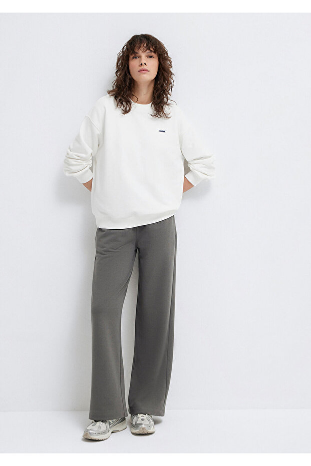 بنطال رياضي أساسي باللون الرمادي واسع الساق 1011057-70096