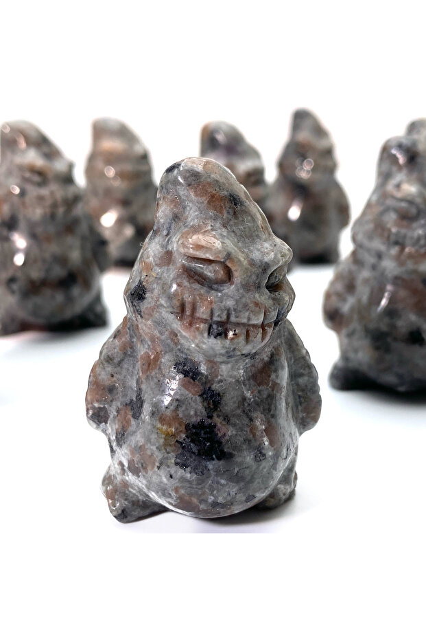 تمثال مهرج عشوائي من نوع Yooperlite، قطعة واحدة - فلورسنت بالأشعة فوق البنفسجية، من مجموعة Stone Collections، مثالي لـ