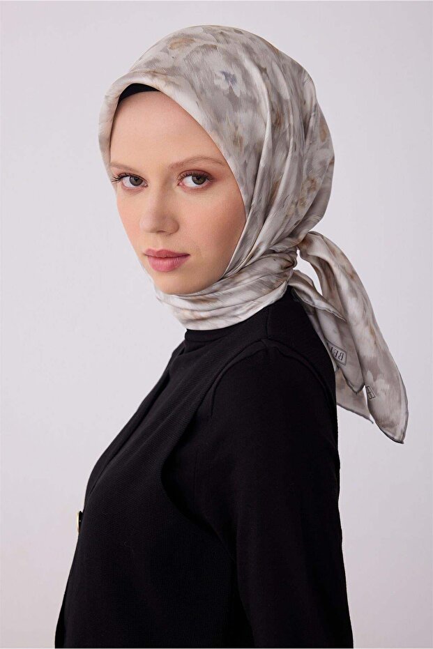 وشاح حريري بنقشة الزهور 4319 E26YA4319D01-83