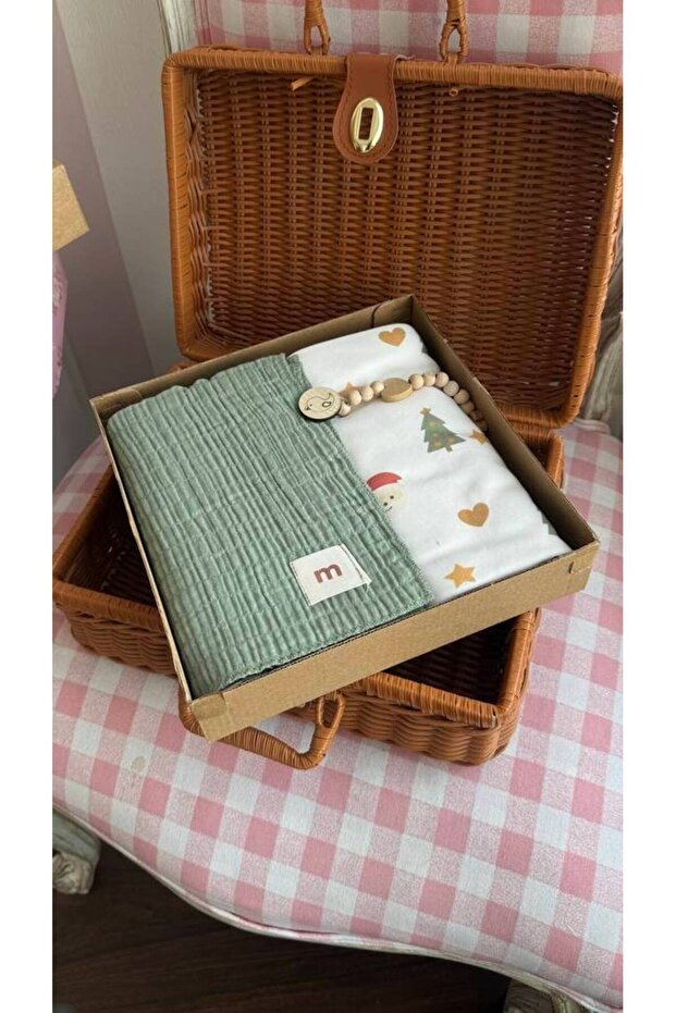 Gift box - 2 كوفله بيج واخضر + مشبك لهايه