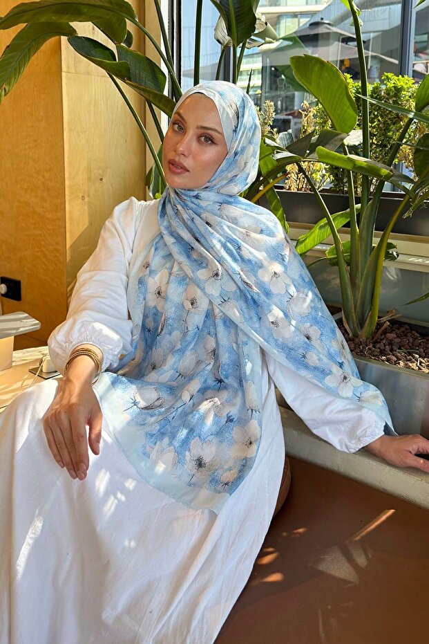 شال لارا ناعم بنمط الزهور باللون الأزرق الفاتح