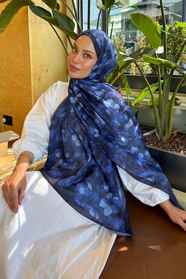 شال لارا ناعم بنمط الزهور باللون الأزرق الداكن