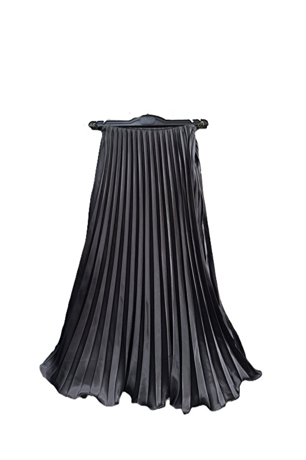 تنورة طويلة مطوية