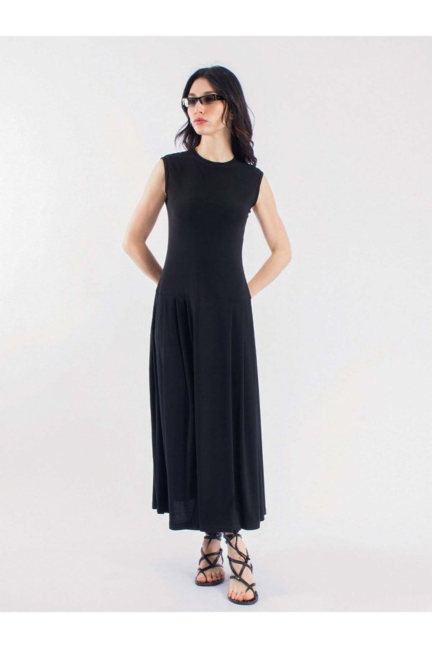 Zero Sleeve Crew Neck Long Women's Dress with Pleated Skirt
