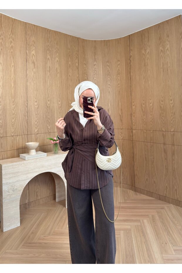 قميص مارلي مع شال كتف بني