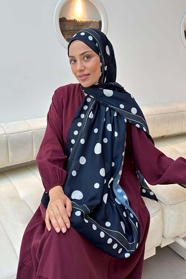 شال ناعم بنمط منقط باللون الأزرق الداكن