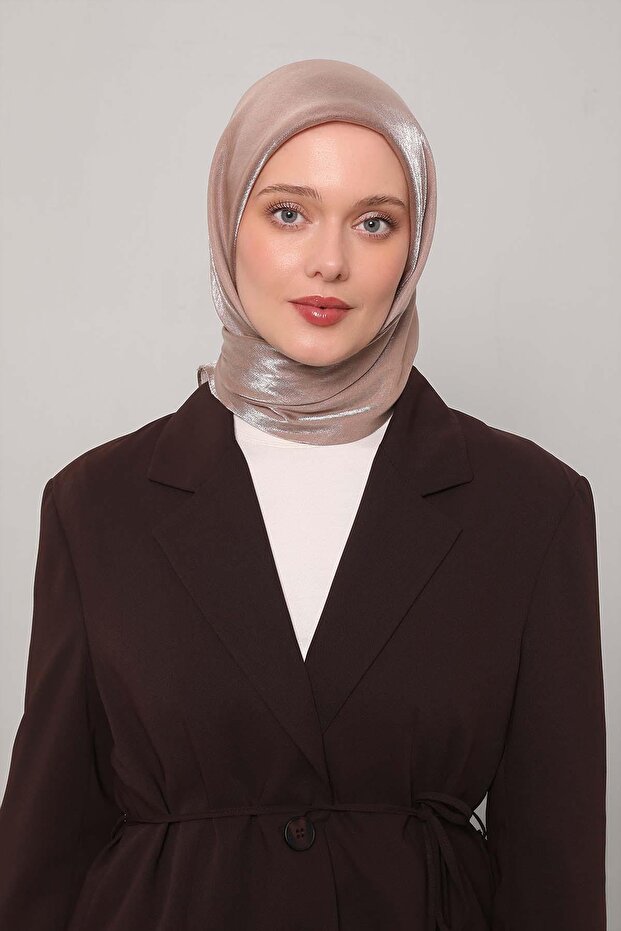 وشاح نحاسي لامع