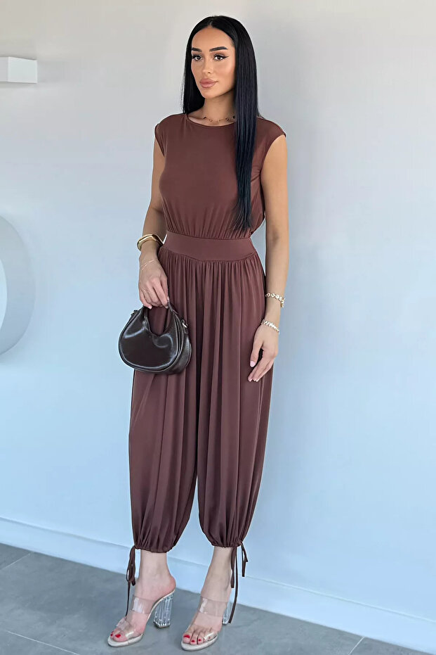 بذلة بنية اللون بأربطة عند الأرجل