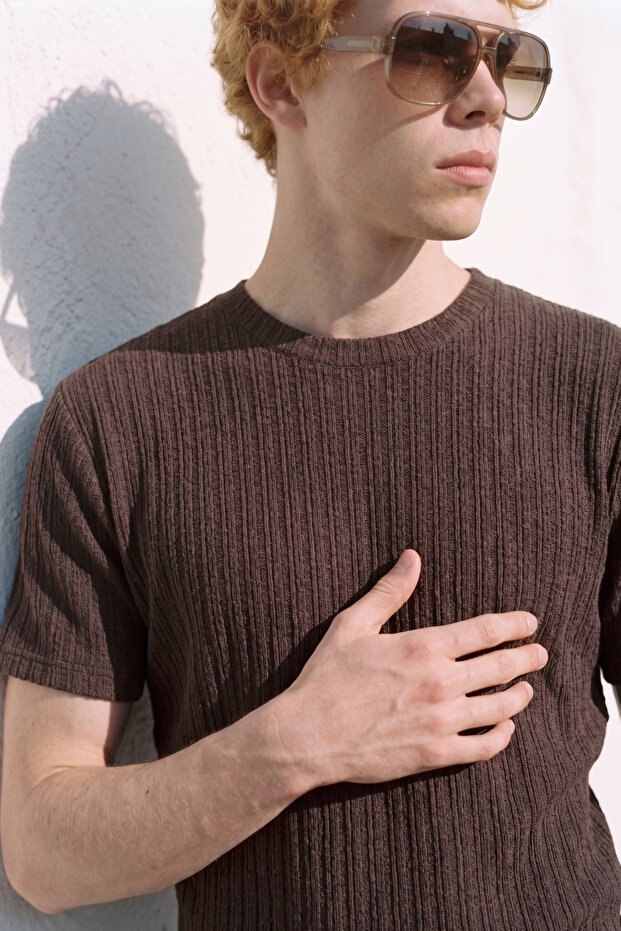 Men's Crew Neck Twisted Pattern T-Shirt - Brown
