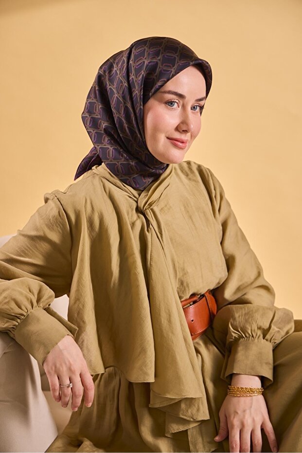 وشاح حريري من التويل باللون الأسود الفاتح