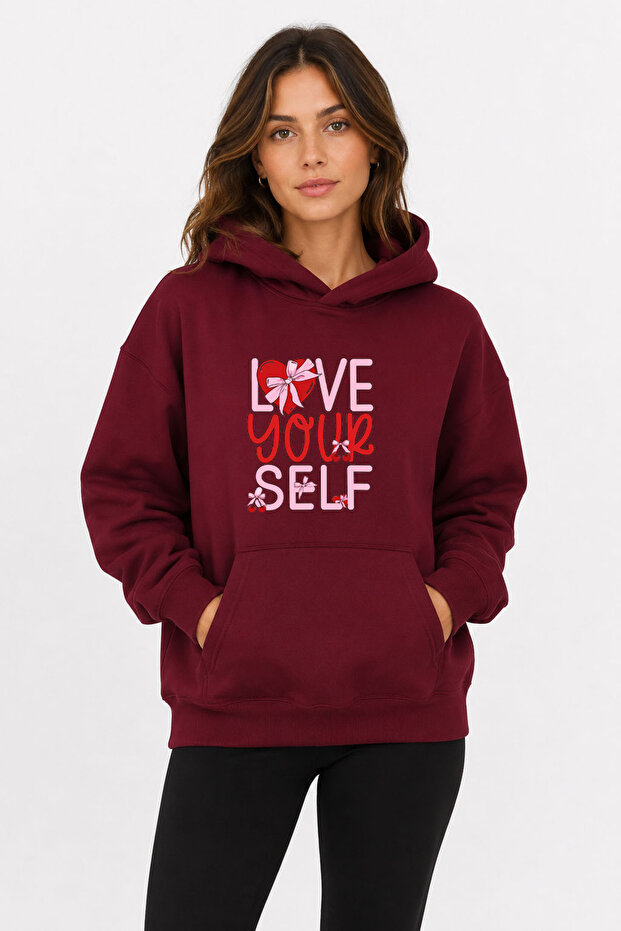 سويت شيرت بطبعة Love Your Self مع قلنسوة و2 خيطين من القماش الشيروني