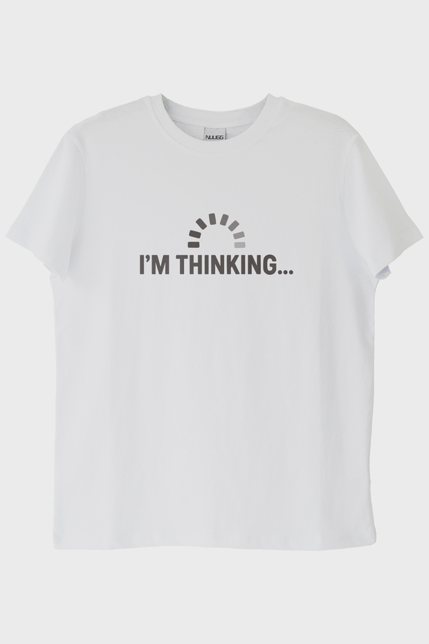 تي شيرت أبيض مطبوع عليه I'm Thinking ذو طابع فني وفكاهي