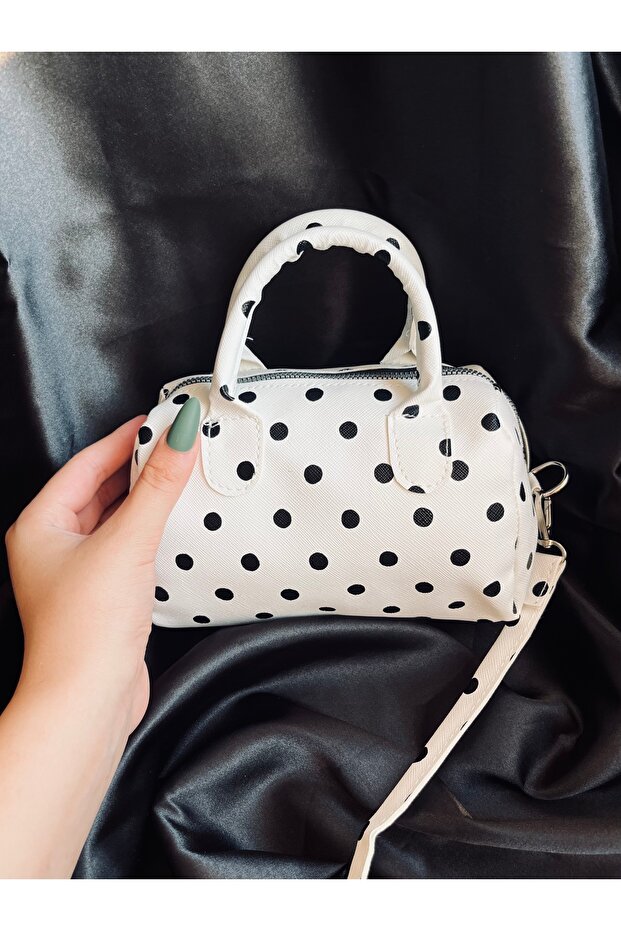 حقيبة كتف من الجلد الصناعي باللونين الأبيض والأسود مع جيب واحد وحزام قابل للتعديل