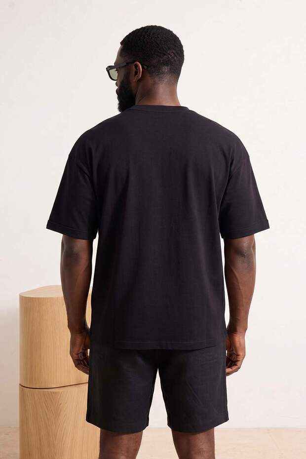 Siyah Oversize/Geniş Kesim Bisiklet Yaka Basic Büyük Beden T-Shirt TMNSS25BF00000 - 4