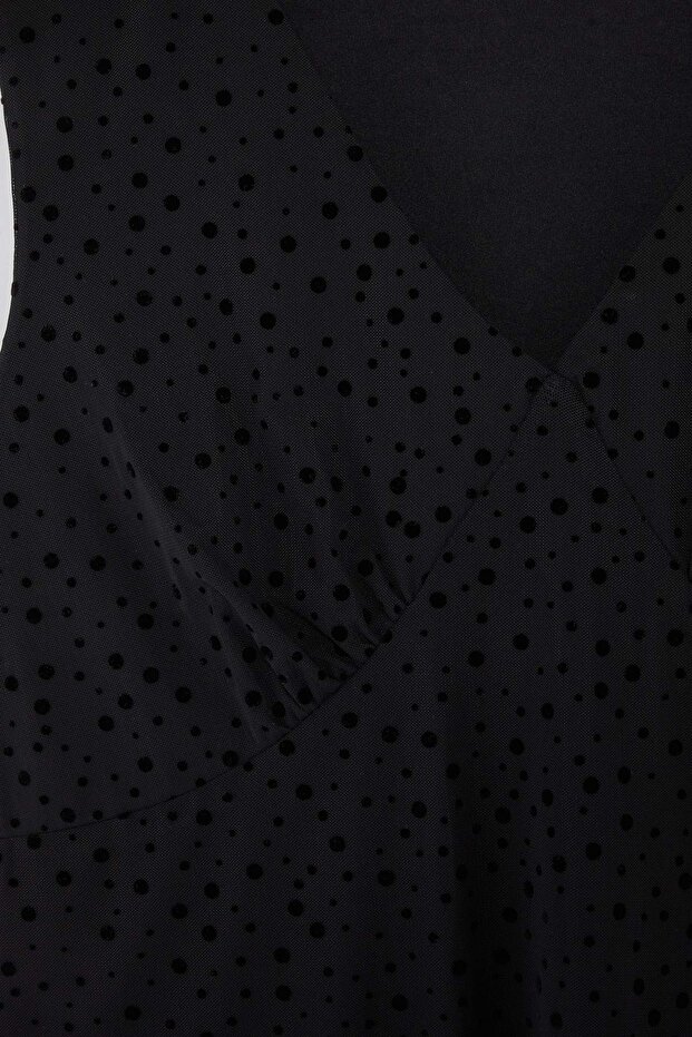 Siyah Puantiye Flok Baskılı Tül Örme Büyük Beden Bluz TBBSS26AF00240 - 6