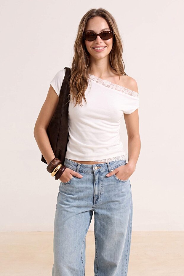 Ekru Fitted/Vücuda Oturan Asimetrik Yaka Dantel Detaylı Crop/Kısa Esnek Örme Bluz TWOSS26BZ00356