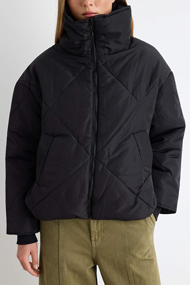 Siyah Oversize Kalıp Su İtici Şişme Kapitone Mont TWOAW24MO00146 - 4