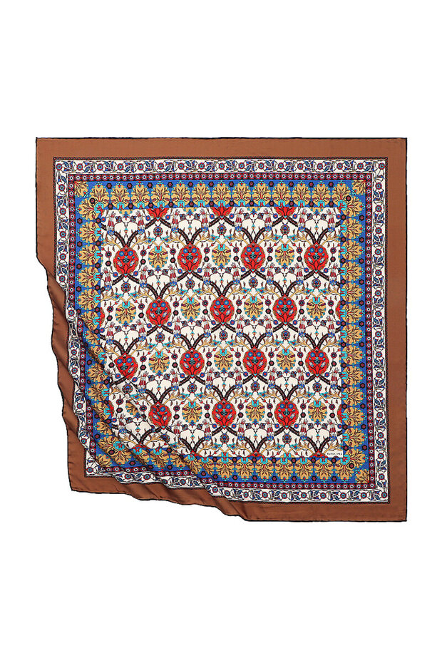 وشاح حريري بنمط البلاط البني