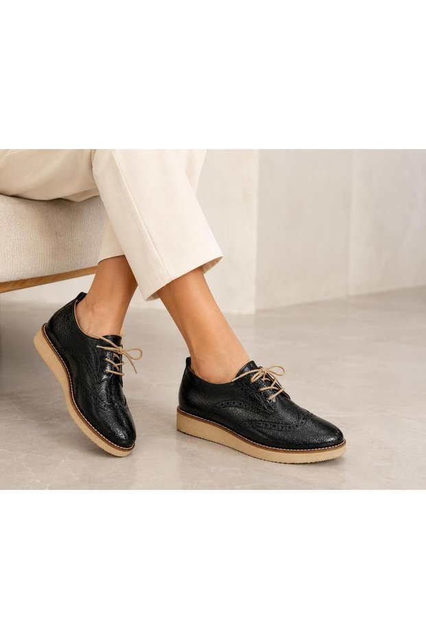 Lightweight, Lace-Up Oxford Shoes Suitable for Daily and Office Use