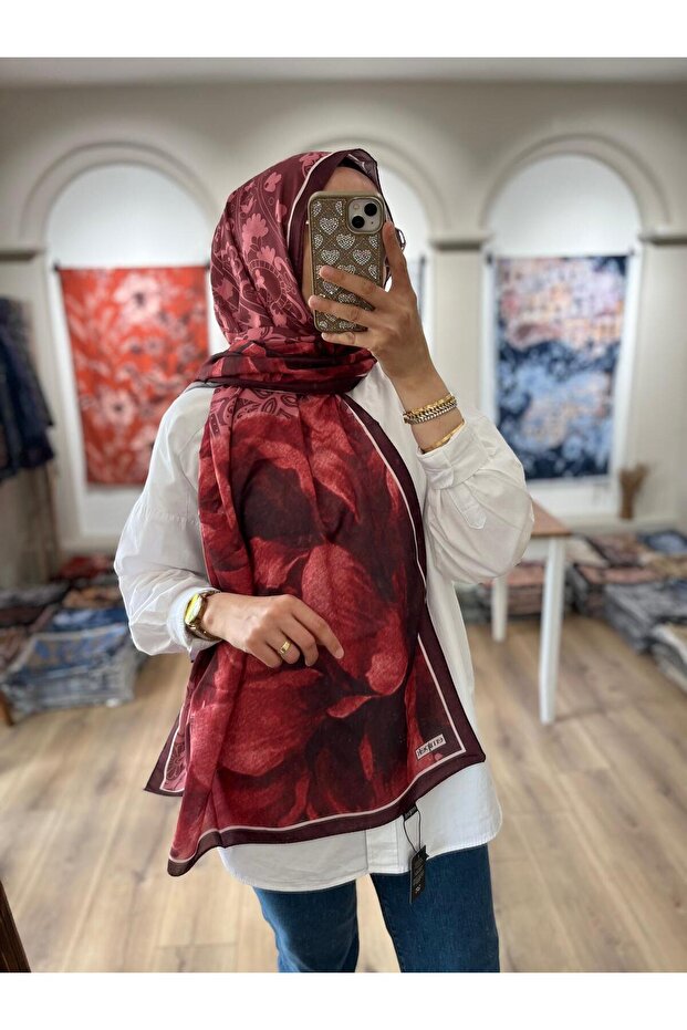 شال سيرينزا ناعم بنقشة مميزة - أحمر كلاريت