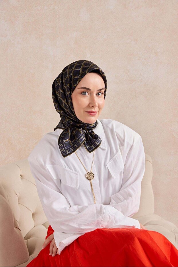 وشاح حريري من التويل باللون الأزرق الداكن