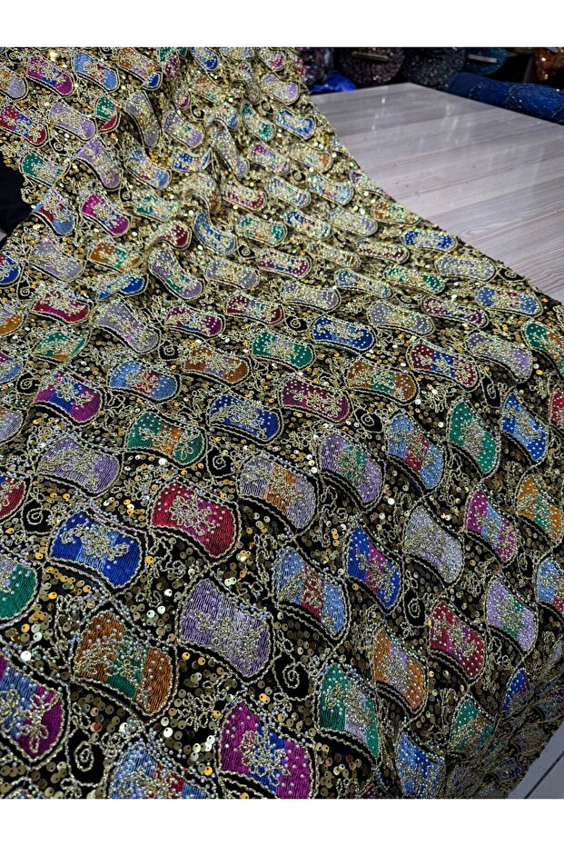 قماش كانفيتشا بتطريز كثيف وتفاصيل أحجار، مقاس 100×150 سم